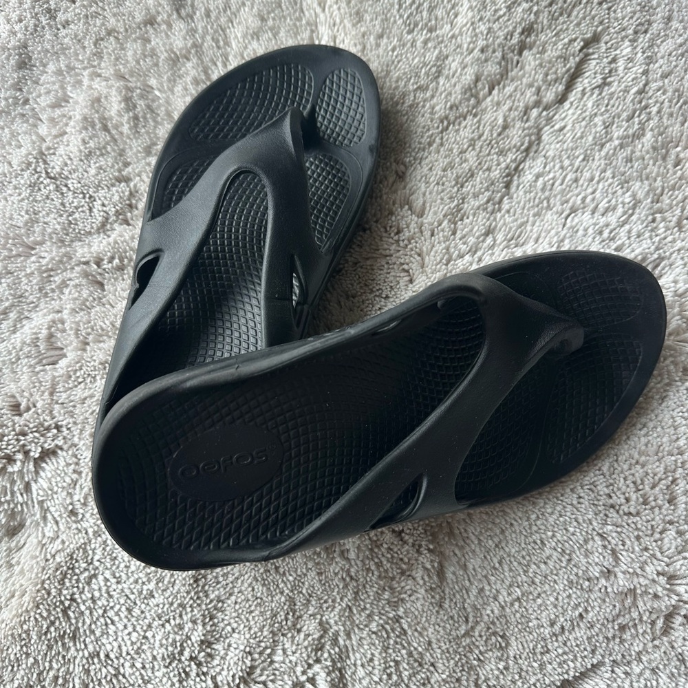Oofos  Black Recovery Flip Flops